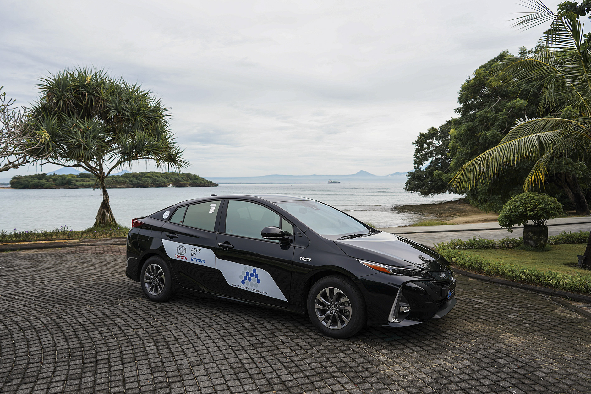 Berita, Toyota Prius PHEV: Toyota Boyong Ekosistem Mobil Listrik di Bali, Bisa Disewa Lho