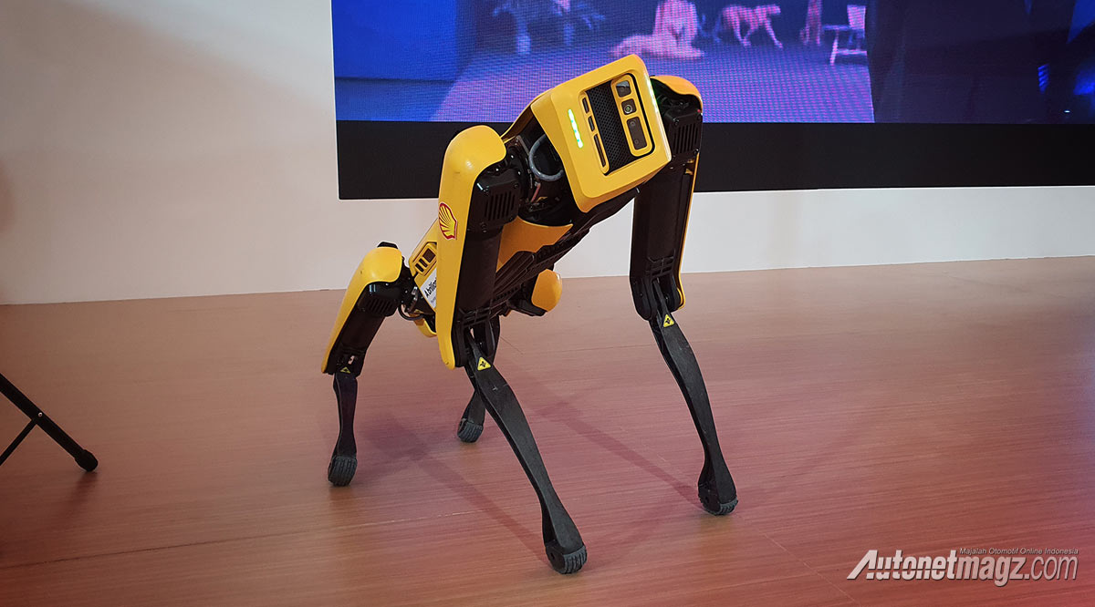 Berita, robot-spot-hyundai-boston-dynamics: Robot Ini Jadi Bintang Tamu di Acara Hyundai!