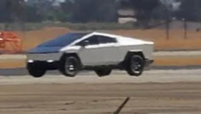 Tesla Cybertruck Sudah Pasang Spion, Siap Produksi Nih! Tesla Cybertruck Sudah Pasang Spion, Siap Produksi Nih!