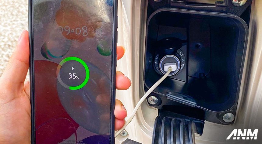 Charge Smartphone di Motor Bikin Aki Soak? Perhatikan Hal Ini!