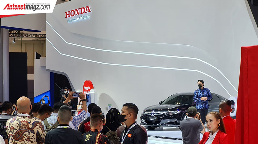 Berita, honda-booth-giias-2022-thumbnail: GIIAS 2022 : Honda Tampilkan Teknologi e:HEV Dan Kelanjutan SUV RS Concept