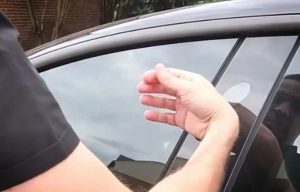 Orang Ini Bisa Menghidupkan Mobil Tanpa Kunci, Kok Bisa? Orang Ini Bisa Menghidupkan Mobil Tanpa Kunci, Kok Bisa?