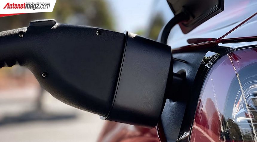Tesla Merilis Charging Adaptor, Bisa Nge-charge Dimana Saja! Tesla Merilis Charging Adaptor, Bisa Nge-charge Dimana Saja!