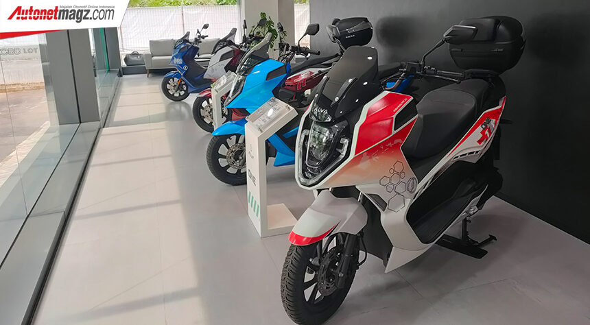 Alva Resmikan Experience Center di SCBD dan Lakukan Handover Ke 10 Pembeli Pertama Alva Resmikan Experience Center di SCBD dan Lakukan Handover Ke 10 Pembeli Pertama