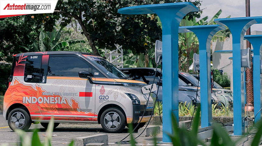 Berita, wuling-air-ev-ktt-g20-white-side-2022-spklu-pln-charging-charge: Tugas Wuling Air EV Dukung Mobilitas Peserta KTT G20 Di Bali