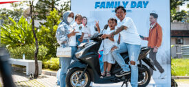yamaha-freego-s-125-connected-2023-silver-rear-family-day