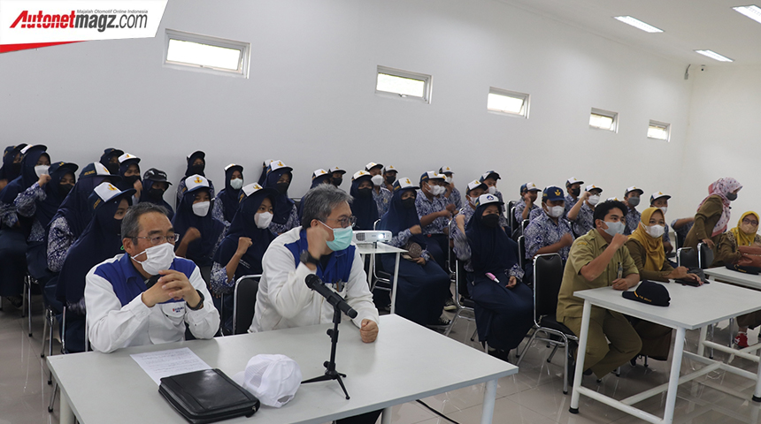 Berita, suzuki-factory-visit-1: Suzuki Ajak Pelajar Kunjungi Pabrik Pembuatan Mobil untuk Berikan Edukasi Manufaktur