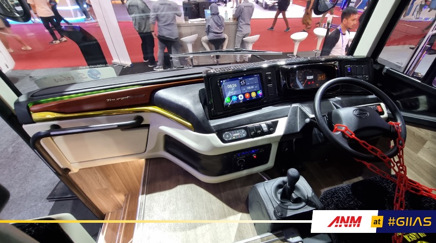 Berita, laksana-tourista-sr-3-2023-dasbor-dashboard: GIIAS 2023 : Laksana Legacy SR3 Double Decker Dan Tourista SR3 Resmi Mengaspal!