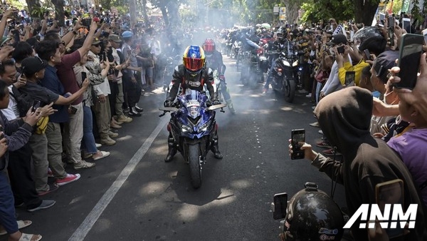 Berita, motogp-2023-2: Jelang Indonesian GP 2023, Para Pembalap Meriahkan Pawai di Kota Mataram