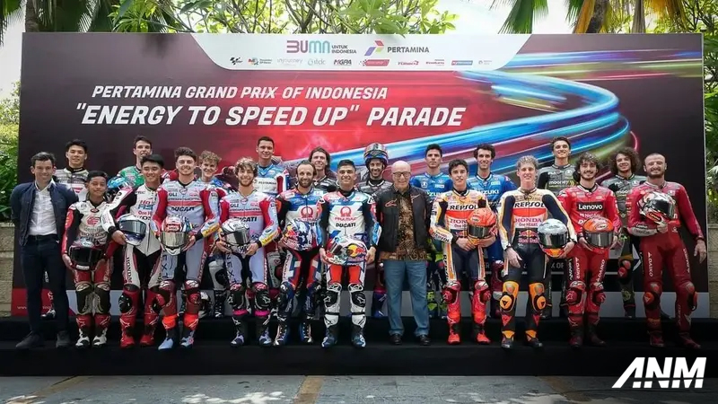 Berita, motogp-2023: Jelang Indonesian GP 2023, Para Pembalap Meriahkan Pawai di Kota Mataram