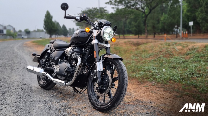 Nasional, royal-enfield-super-meteor-650-2023-astral-black-front: Royal Enfield Super Meteor 650, Pantas Menyandang Gelar ‘Flagship Model’