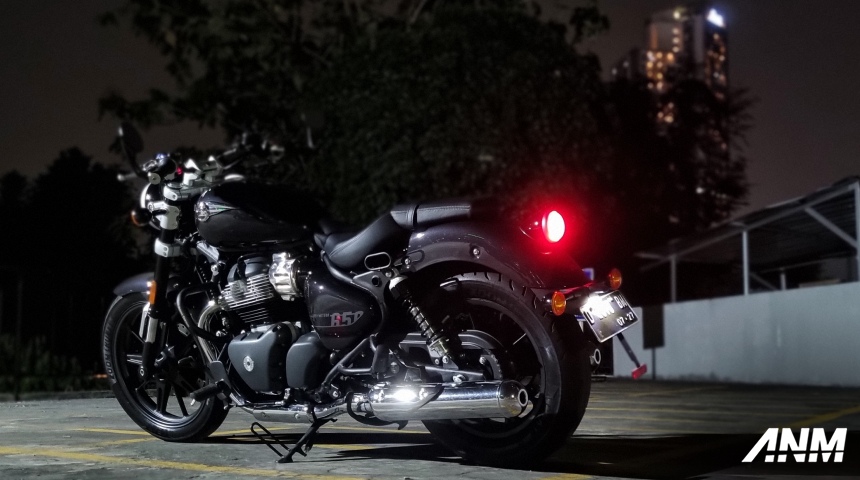 Nasional, royal-enfield-super-meteor-650-2023-astral-black-rear (1): Royal Enfield Super Meteor 650 Untuk Harian, Kelewat Nyaman!