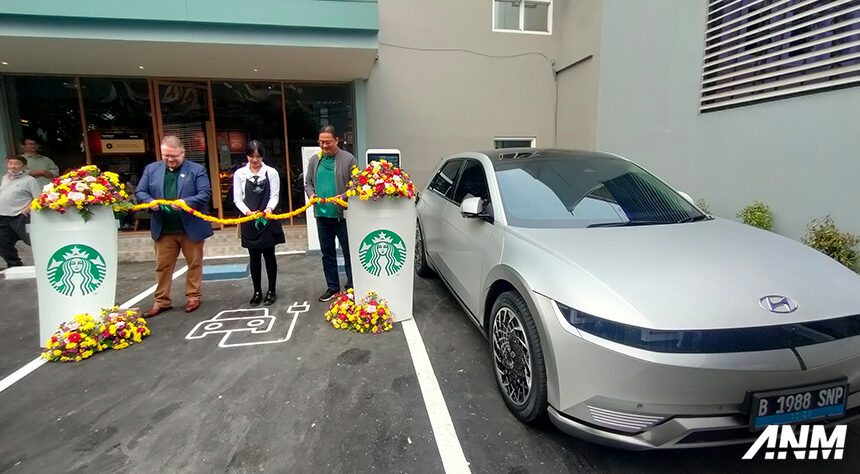 Hyundai Hadirkan EV Fast Charging Station di Starbucks Adhyaksa, Bisa NgeCharge Sambil Ngopi! Hyundai Hadirkan EV Fast Charging Station di Starbucks Adhyaksa, Bisa NgeCharge Sambil Ngopi!