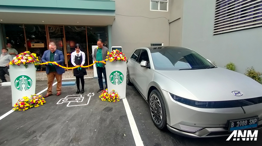 Berita, hyundai-charging-port-1: Hyundai Hadirkan EV Fast Charging Station di Starbucks Adhyaksa, Bisa NgeCharge Sambil Ngopi!