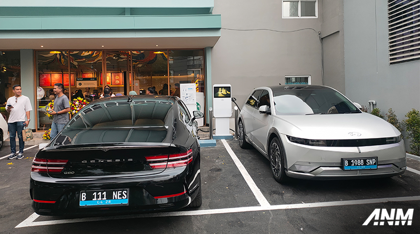 Berita, hyundai-charging-port-2: Hyundai Hadirkan EV Fast Charging Station di Starbucks Adhyaksa, Bisa NgeCharge Sambil Ngopi!