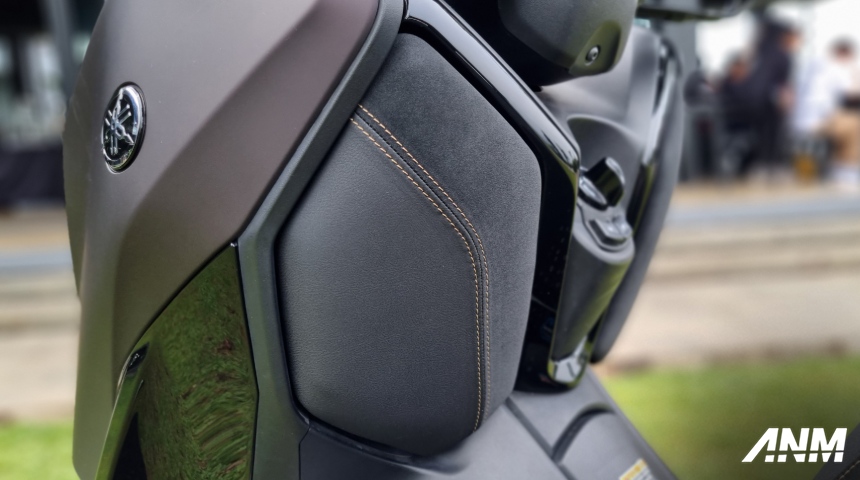 Berita, yamaha-xmax-tech-max-2023-cover-lid-pocket: Ini Bedanya Yamaha XMax Tech Max Dengan Varian Standar, Lebih Nyaman!