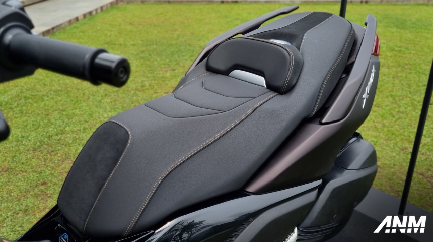 Berita, yamaha-xmax-tech-max-2023-jok-premium: Ini Bedanya Yamaha XMax Tech Max Dengan Varian Standar, Lebih Nyaman!