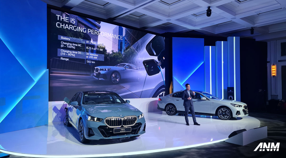 Berita, bmw-i5-baterai: BMW i5 Sudah Hadir, Bisa Main Game dan Selfie Dalam Mobil!