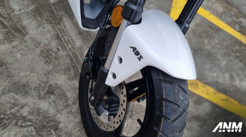 KTM, cfmoto-papio-xo-1-2024-nebula-white-detail-tire-rim-brake: Gallery Foto CFMoto Papio XO-1 2024 : Desain Out Of The Box!