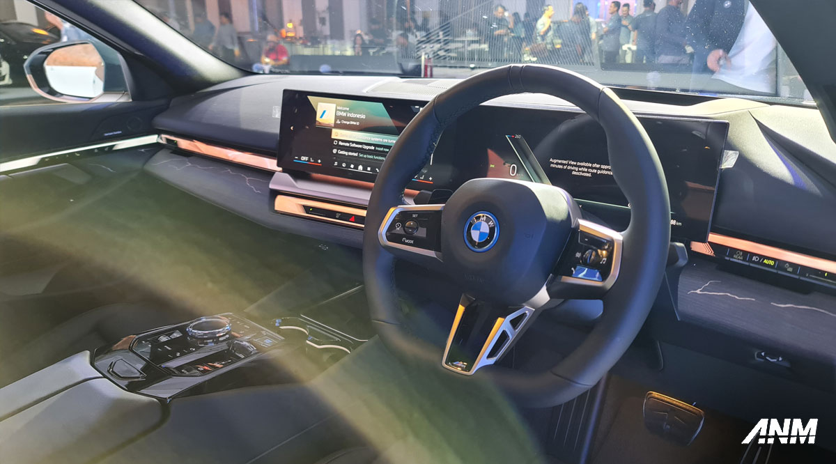 Berita, interior-bmw-i5-indonesia: BMW i5 Sudah Hadir, Bisa Main Game dan Selfie Dalam Mobil!