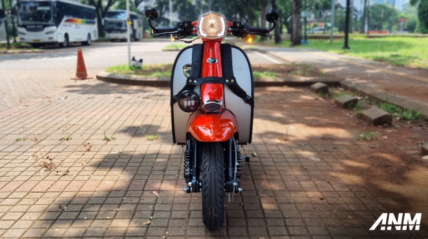 Merek Motor, scomadi-technica-200-i-urban-series-2024-indonesia-orange-white-front-end: Gallery Foto Scomadi Technica 200i Urban Series : Ini Baru Skutik Retro!