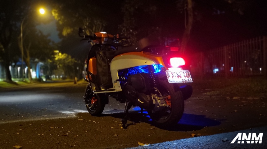 Merek Motor, scomadi-technica-200-i-urban-series-2024-indonesia-orange-white-rear-night: Gallery Foto Scomadi Technica 200i Urban Series : Ini Baru Skutik Retro!
