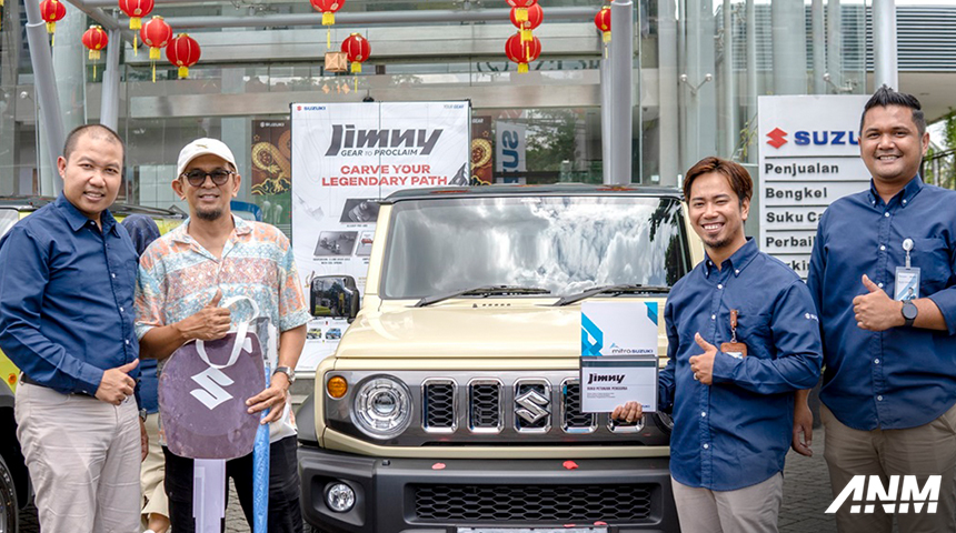 Berita, suzuki-jimny-handover-1: Suzuki Jimny 5 Door Mulai Dikirim ke Konsumen, Distribusi Berjalan Konsisten!