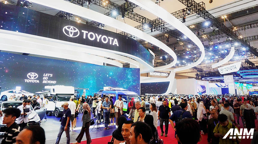 Berita, Booth Toyota di GIIAS 2024: Toyota Bukukan 6.202 SPK di GIIAS 2024, Kijang Innova Laris!