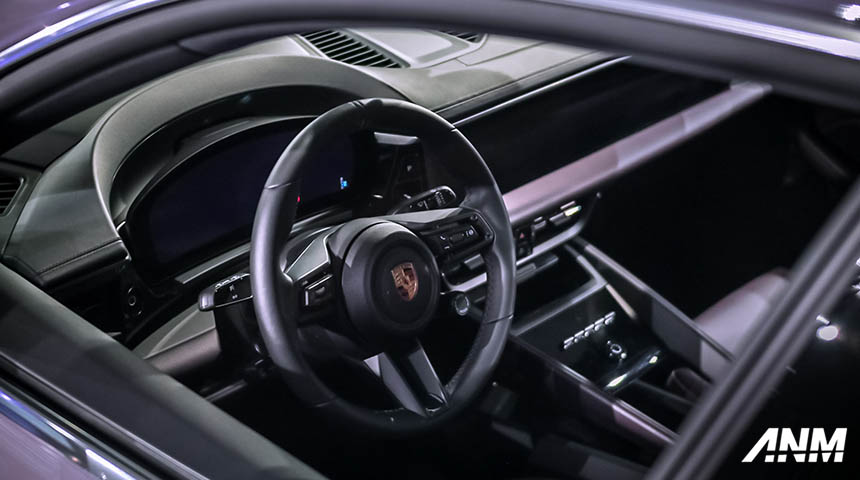 Berita, Dashboard Porsche Macan 4 2024: Porsche Gelar Exclusive Private Preview Macan 4 di Surabaya, Sampai 6 Agustus!