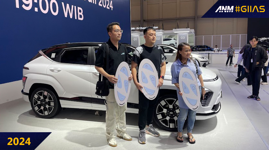 Berita, hyundai-kona-handover-1: GIIAS 2024: Hyundai Lakukan Seremonial Serah Terima unit All New Kona Electric