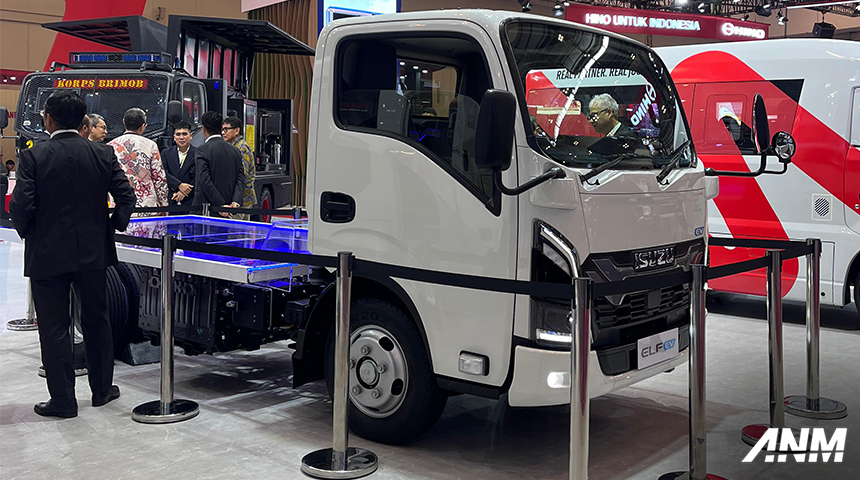 Berita, isuzu-giias-2024-2: GIIAS 2024: Isuzu Tawarkan Solusi Lengkap Kebutuhan Kendaraan Komersial 