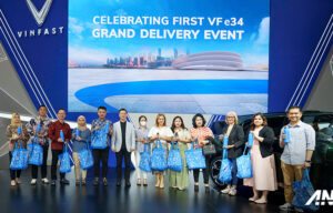 GIIAS 2024: VinFast Mulai Lakukan Pengiriman Pertama VF e34 di Indonesia GIIAS 2024: VinFast Mulai Lakukan Pengiriman Pertama VF e34 di Indonesia