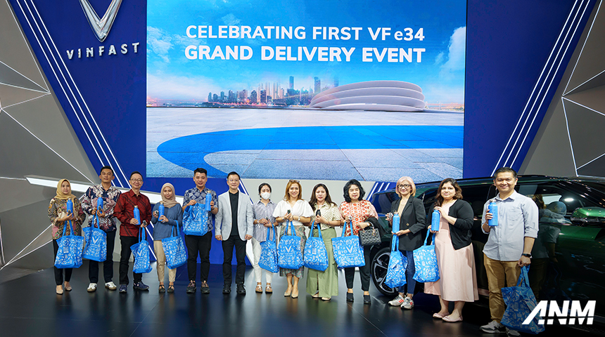 Berita, vinfast-handover-1: GIIAS 2024: VinFast Mulai Lakukan Pengiriman Pertama VF e34 di Indonesia