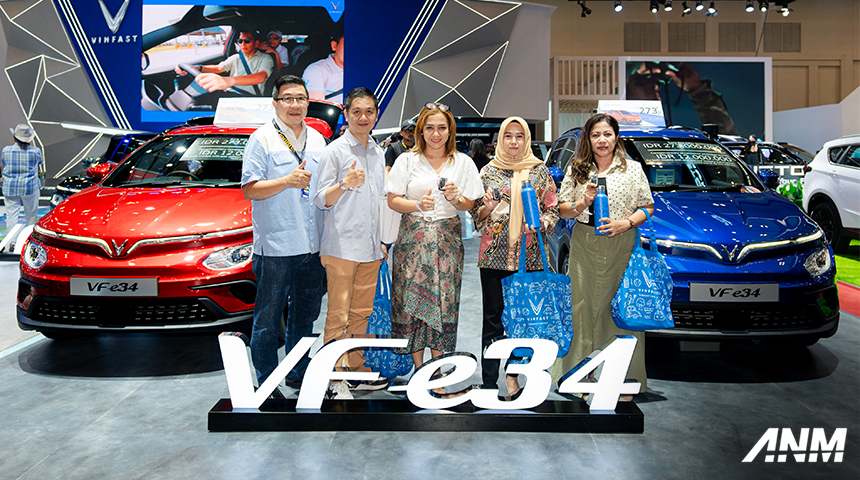 Berita, vinfast-handover: GIIAS 2024: VinFast Mulai Lakukan Pengiriman Pertama VF e34 di Indonesia