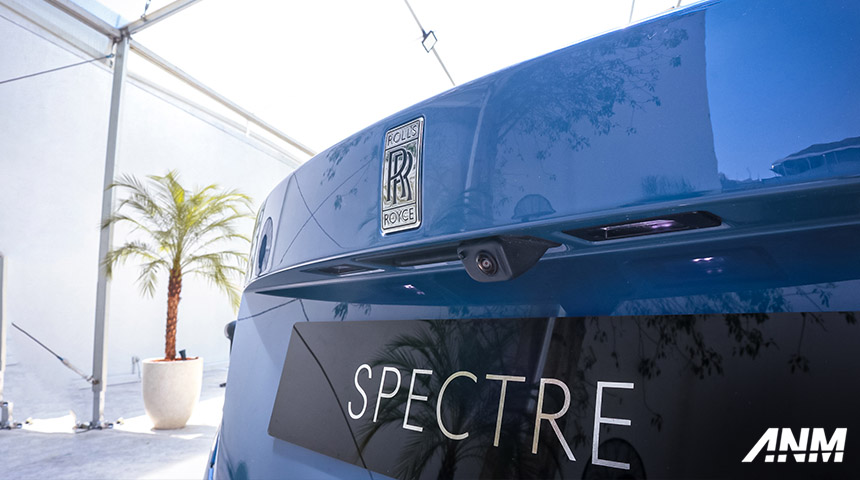 Berita, Rolls Royce Spectre BEV Jatim: Rolls-Royce Spectre Hadir Perdana di Surabaya, Konsumen Bisa Coba!