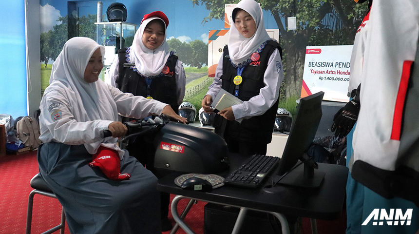 Berita, ahm-beasiswa-2: Duta Safety Riding Peroleh Beasiswa Pendidikan dari Yayasan AHM