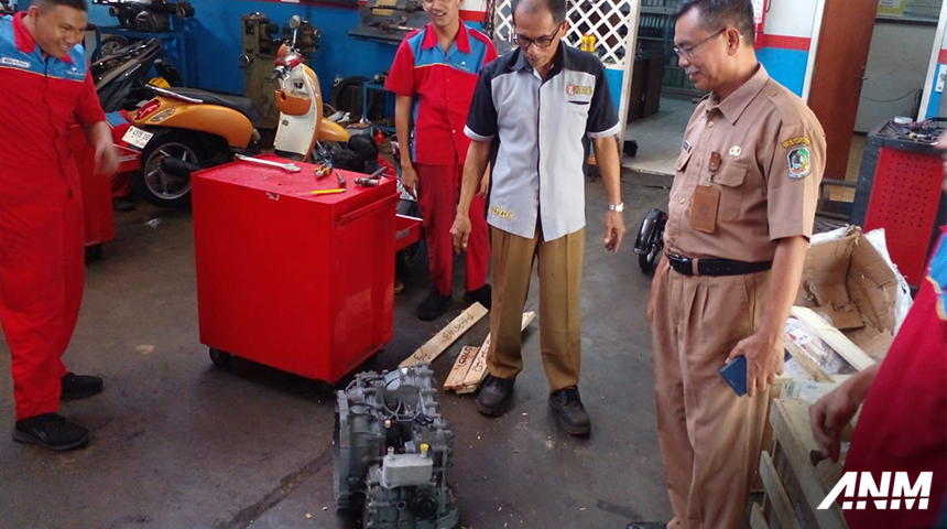 Berita, dfsk-donasi: DFSK Donasikan 3 unit Transmisi CVT untuk SMK Negeri 1 Glagah Banyuwangi