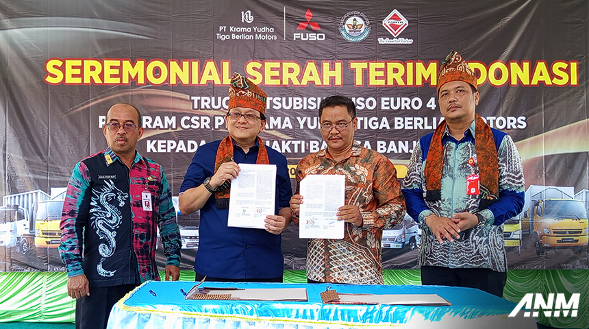 Berita, fuso-donasi-3: KTB Donasikan Fuso Canter Euro 4 Untuk SMK Bhakti Bangsa Banjarbaru 