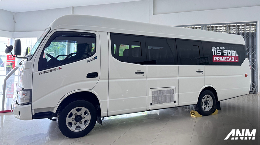 Berita, hino-handover-1: Hino Serah Terimakan Dutro Bus ke Pengusaha Transportasi di Sulawesi Tengah