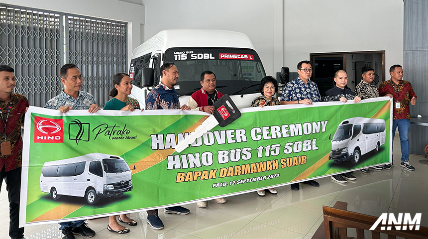 Berita, hino-handover-2: Hino Serah Terimakan Dutro Bus ke Pengusaha Transportasi di Sulawesi Tengah