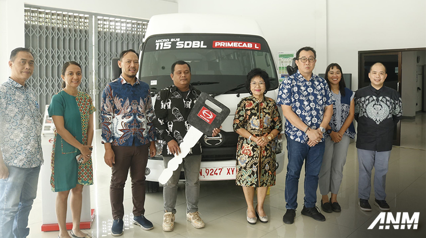 Berita, hino-handover: Hino Serah Terimakan Dutro Bus ke Pengusaha Transportasi di Sulawesi Tengah