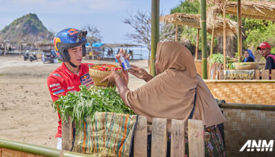 Gokil! Pembalap Red Bull MotoGP Adu Cepat Becak Motor di Mandalika