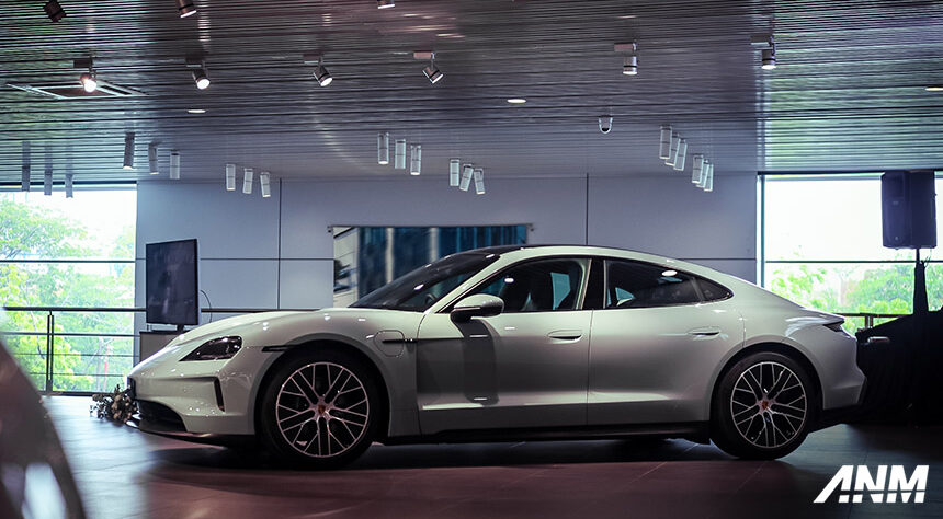 Porsche Taycan & Panamera Versi Terbaru Sapa Publik Kota Pahlawan Porsche Taycan & Panamera Versi Terbaru Sapa Publik Kota Pahlawan