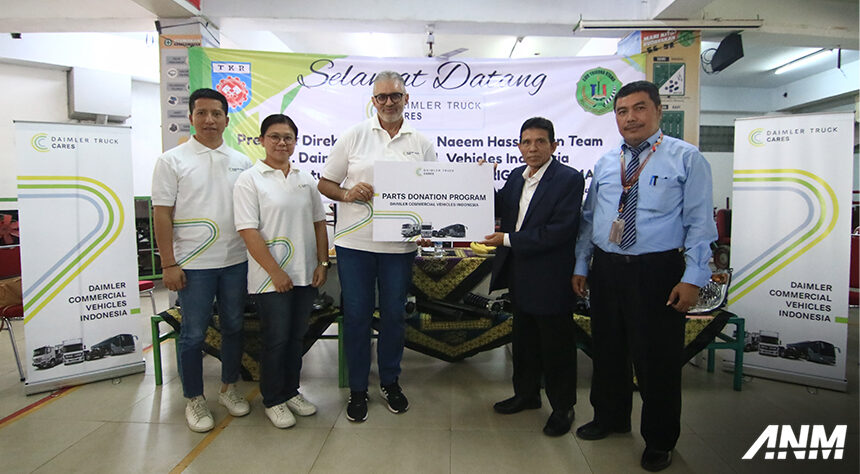 Daimler Truck Cares: DCVI Donasikan Spare Parts Untuk Praktek Siswa SMK