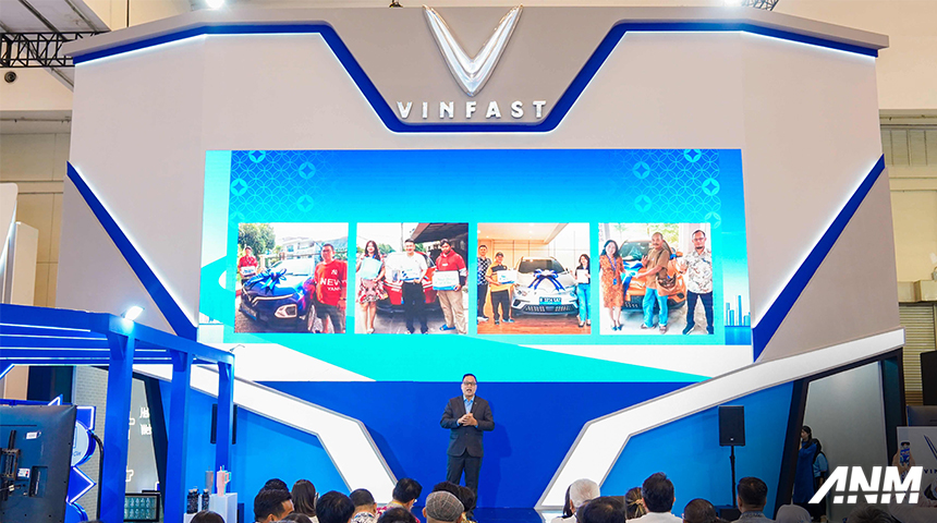 Berita, vinfast-handover-3: GJAW 2024: Vinfast Gelar Ceremonial Handover VF5 ke Konsumennya