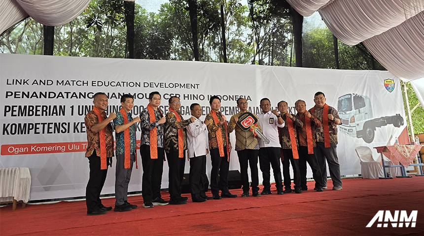 Berita, hino-csr-sumsel-1: Dukung Pendidikan Vokasi, Hino Serahkan Truk 500 Series ke SMKN 1 Belitang III