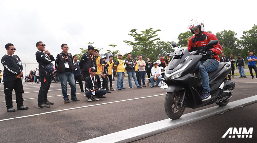 Berita, honda-pcx-meet-up-1: 500 Pemilik Honda PCX Ini Bisa Meet & Greet dengan Pebalap Kelas Dunia!