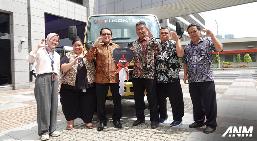 Tingkatkan Kualitas Pendidikan, KTB Donasikan Mitsubishi Fuso Canter Ke SMKN 1 Jakarta Tingkatkan Kualitas Pendidikan, KTB Donasikan Mitsubishi Fuso Canter Ke SMKN 1 Jakarta