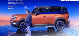 Geely-Galaxy-Cruiser-off-road-at-water-di-air-genangan