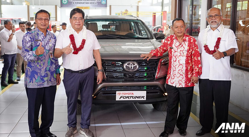 Dukung Kegiatan Praktik, Toyota Donasikan Fortuner Ke SMKN 2 Salatiga Dukung Kegiatan Praktik, Toyota Donasikan Fortuner Ke SMKN 2 Salatiga
